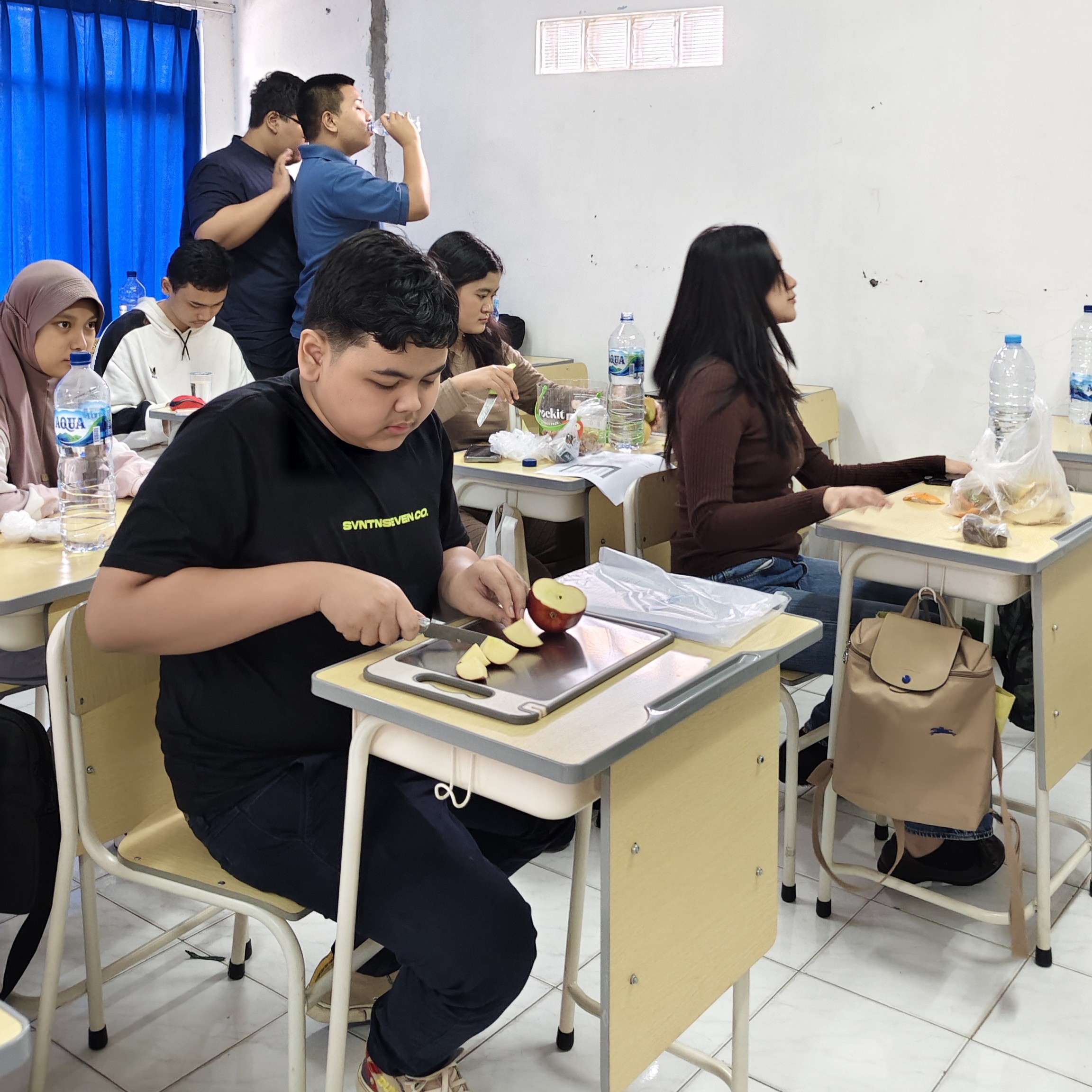 Pembuatan cairan ecoenzim yang berguna untuk kebutuhan rumah tangga 